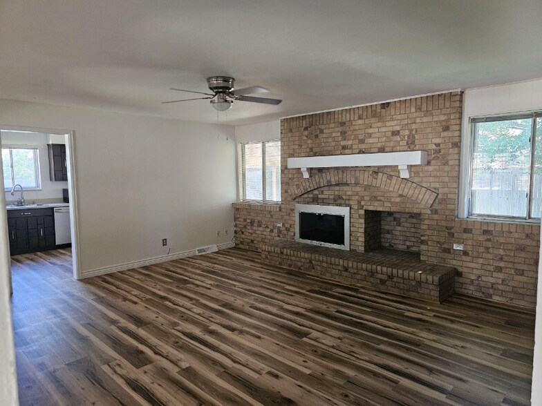 Building Photo - 2046 S Newark Way