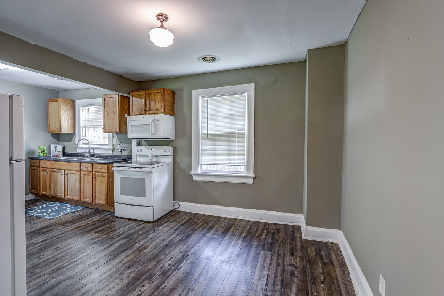 Eating Area - 2021 Rose Ln