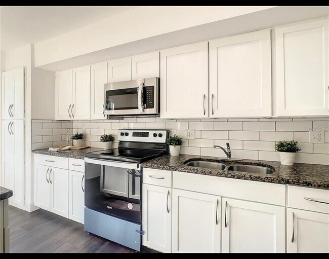 Building Photo - 401 Woodview Dr