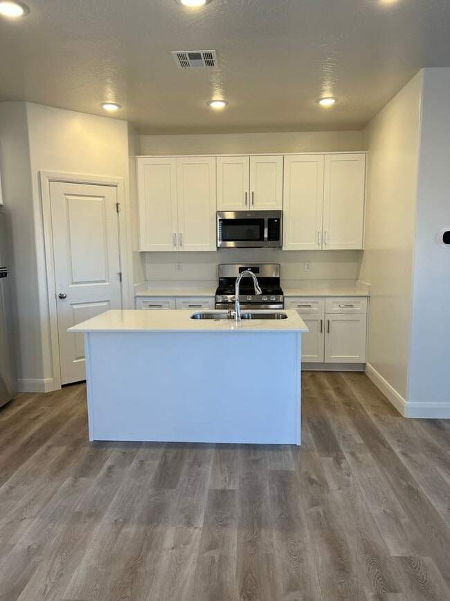 Building Photo - Beautiful 3 bedroom townhome in Ivins!!