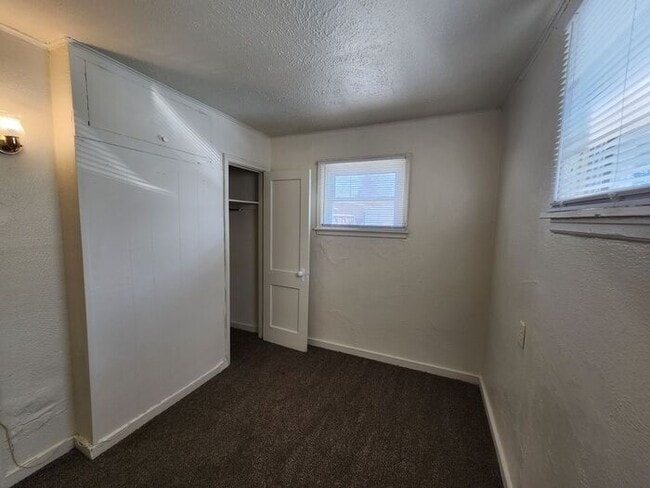 Building Photo - 2 Bedroom Apartment