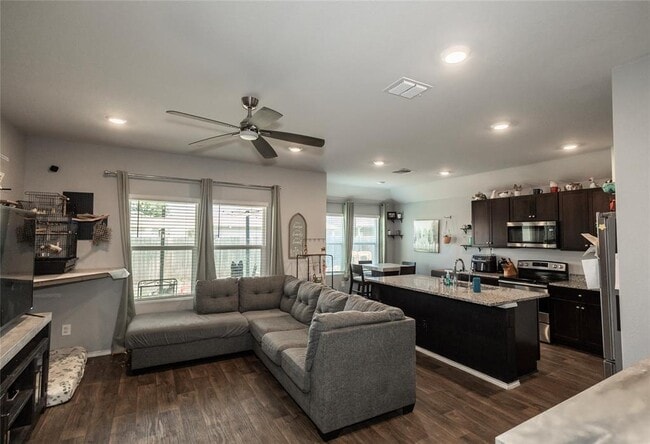 Building Photo - 916 Chachalaca Ct