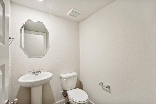 Building Photo - 586 Avisa Dr