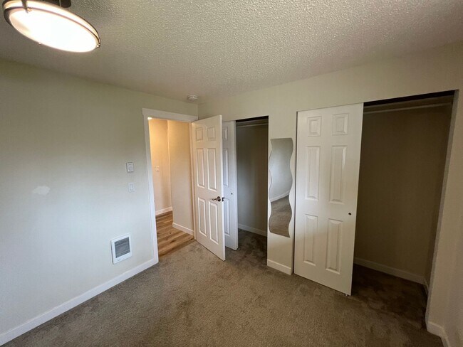 Building Photo - Recently Renovated Spacious Rambler with M...