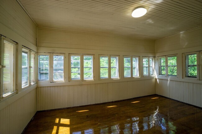 Building Photo - AVAIL 6/1/26 - Charming 5 bedroom Home wit...