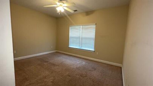 Building Photo - Beautiful home in a very quiet neighborhood!