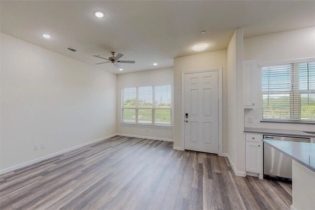 Building Photo - 4 Bed and 2.5 Bath Luxurious Townhome in Frisco!