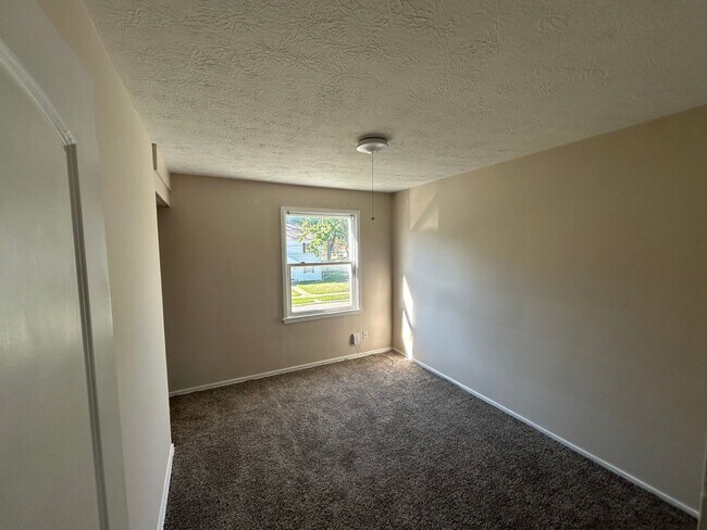 Building Photo - 852-852 S Central Dr