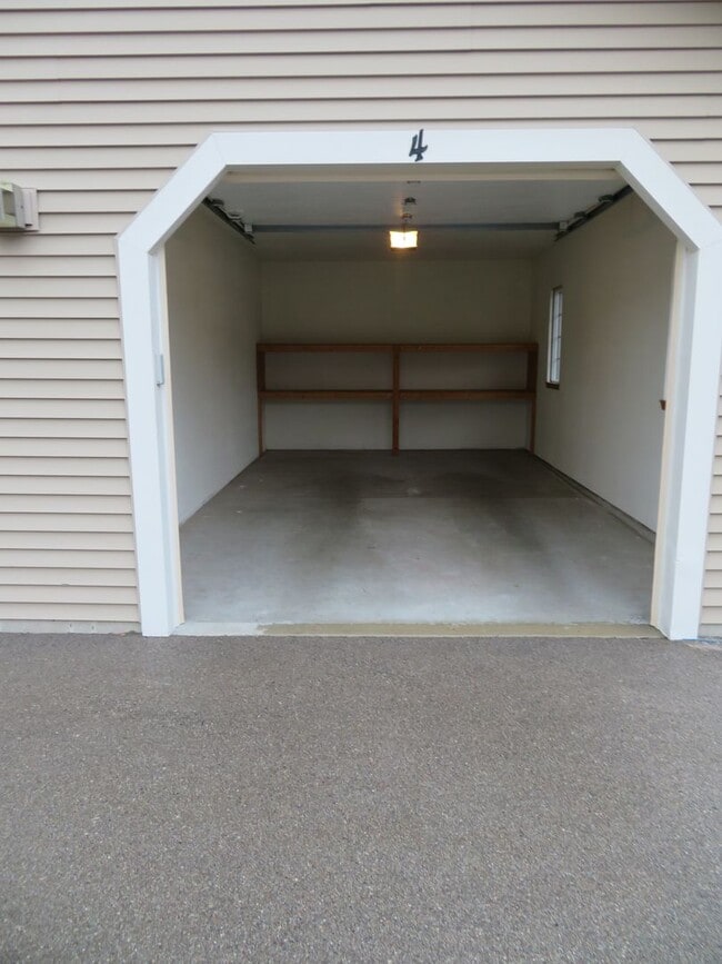 Building Photo - 584 W State St