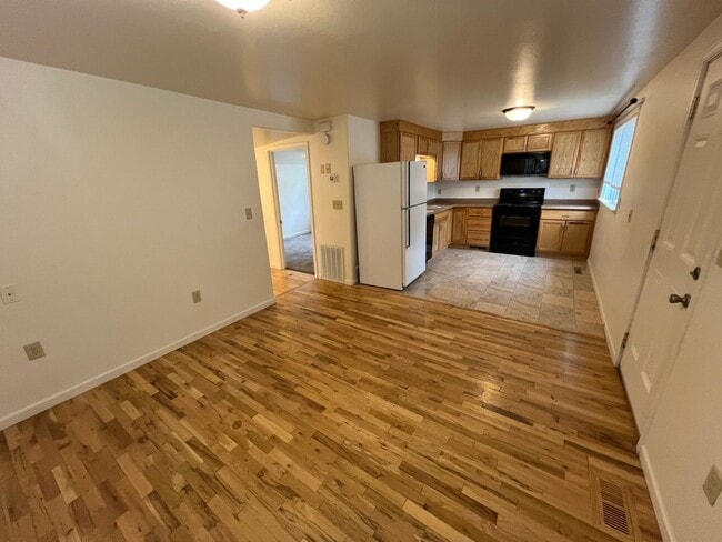 Building Photo - 1-2 Bedroom 1 Bath House with Garage, Newl...