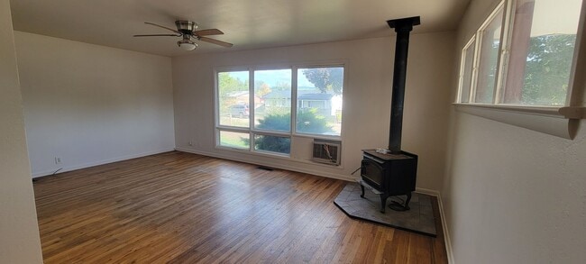 Building Photo - 3 Bedroom 1 Bath Home
