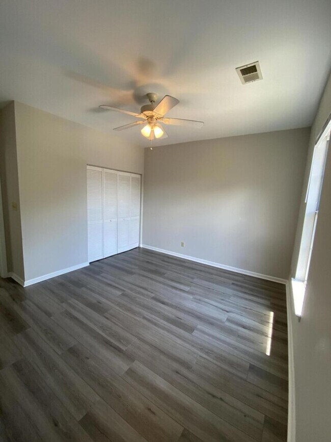 Building Photo - Beautiful Condo in Mount Pleasant!