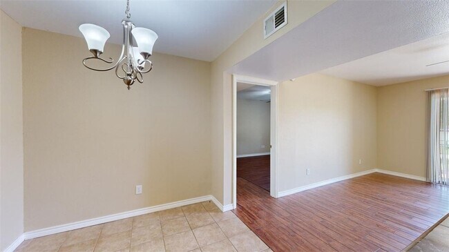 Building Photo - 904 University Oaks Blvd