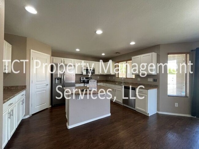 Building Photo - Updated 4 Bedroom on Corner Lot!