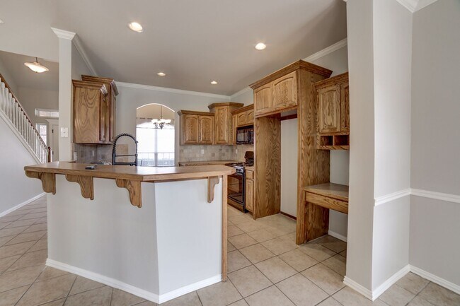 Building Photo - 5 Bed | 2.5 Baths | Broken Arrow