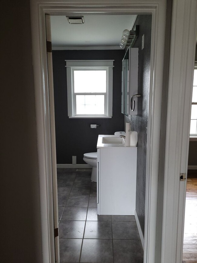 Building Photo - Adorable 3 bedroom 1.5 bathroom house for ...