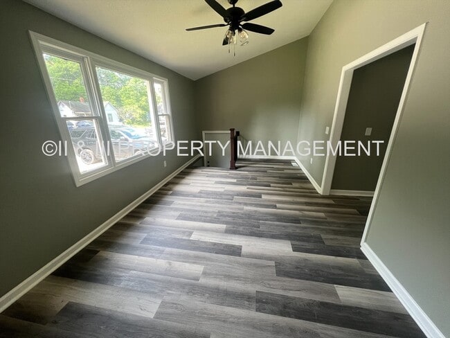 Building Photo - 310 W Poplar St