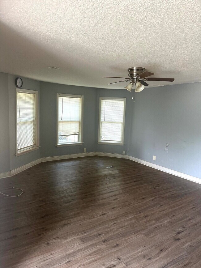 Building Photo - Location, Location, location! Two Bedroom,...