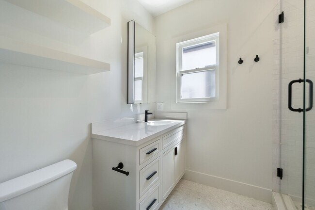 Building Photo - Beautiful 1 bed / 1 bath bungalow-style apartment now available!