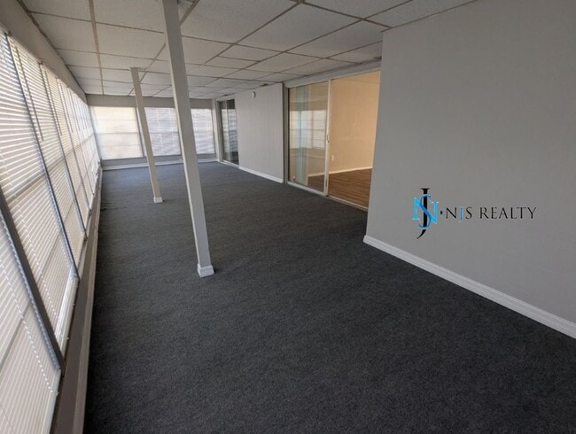 Building Photo - SPECIAL OFFER: $250 off 2nd months rent*, 2/2/1 RENOVATED baths & kitchen, NEW lvp flooring and a...