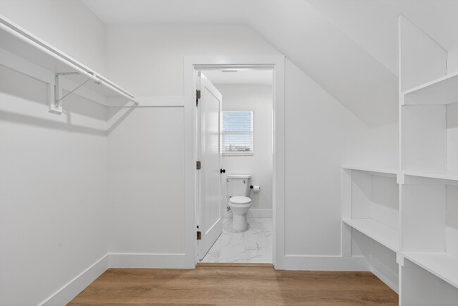 Building Photo - 678 E 45th St