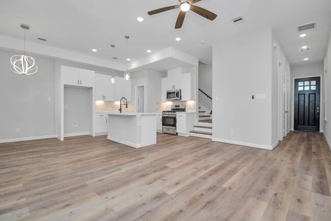 Building Photo - 2349 Hoskins Dr