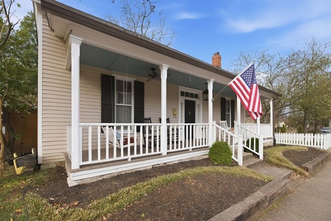 Building Photo - 117 7th Ave N