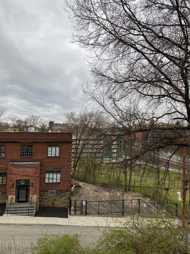 Building Photo - NEWLY RENOVATED 2 BEDROOM IN THE HEART OF BLOOMFIELD!