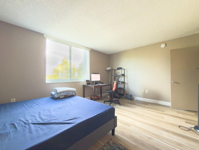 Building Photo - 919 Hillcrest Dr