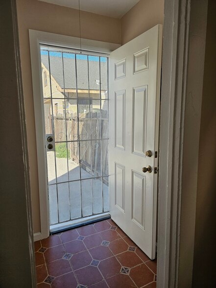 Building Photo - 527 1/2 W 19th St