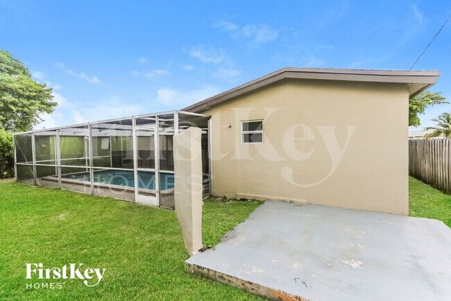 Building Photo - 7560 Venetian St