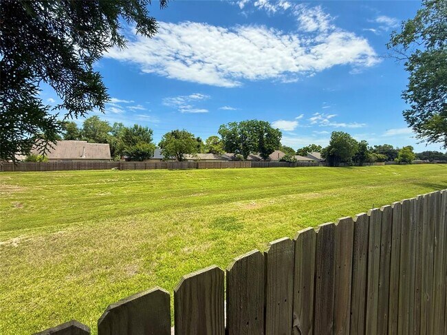Building Photo - 2131 Highland Hills Dr