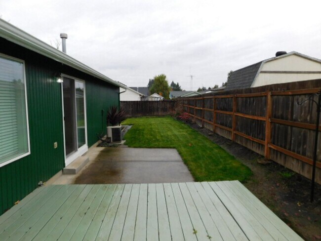 Building Photo - 3Bd/2Ba Single Story Home - Available to View!