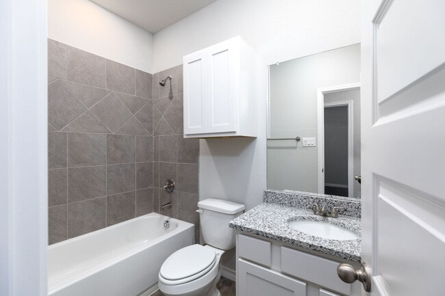 Building Photo - 926 Country Club Dr