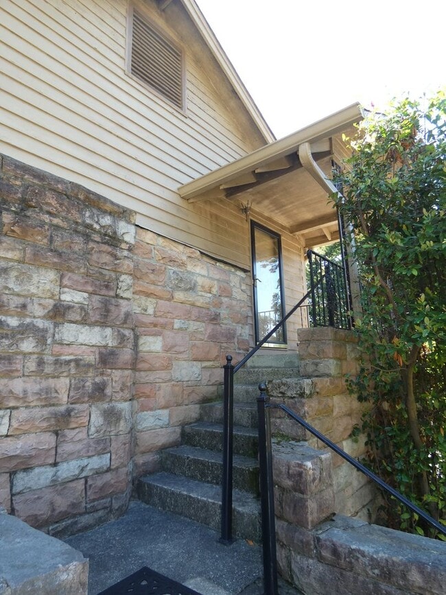 Building Photo - Charming Carriage Home in the Heart of Hoover