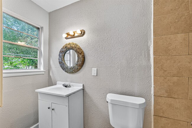 Building Photo - 10106 Sierra Dr