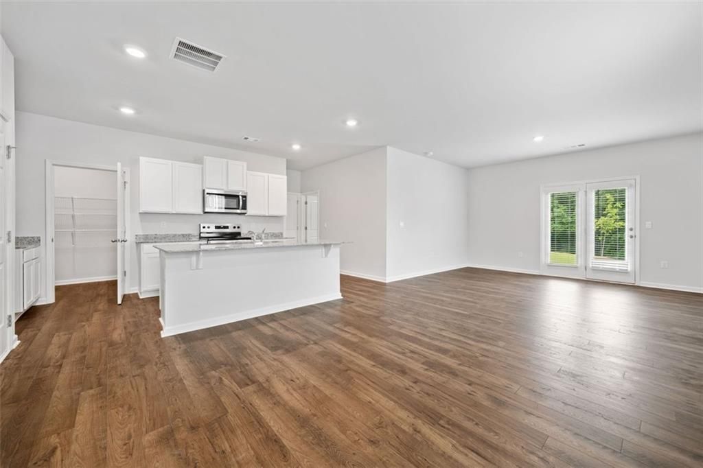 Building Photo - 283 White Cedar Dr