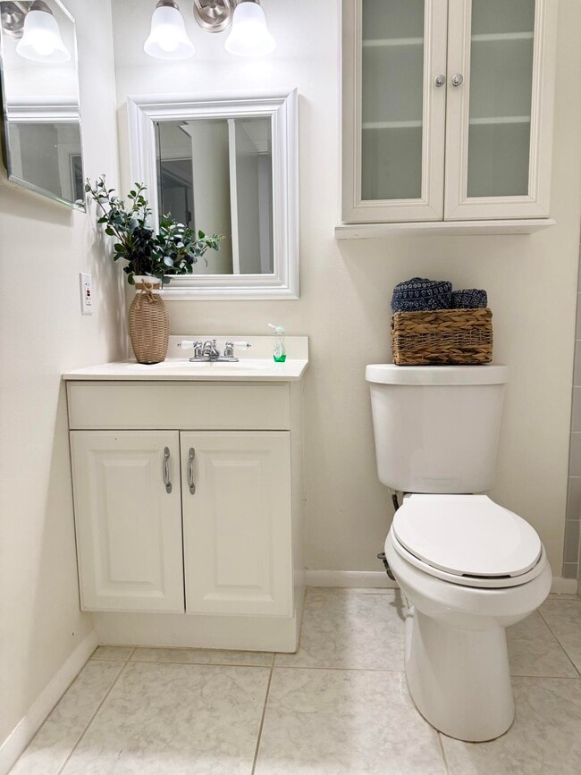 Building Photo - 1156 Grandview Cir