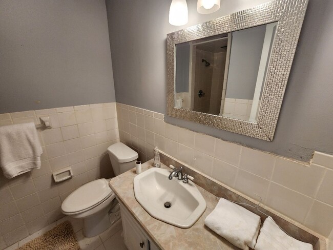 Building Photo - Charming 2 Bed 2 Bath Beachside Home