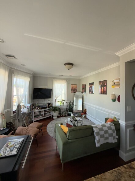 Living - 613 Dorchester Ave