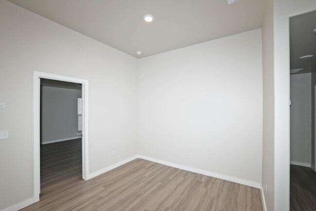 Building Photo - 6904 Athens St