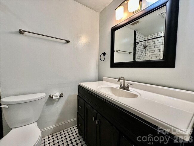 Building Photo - 229 N Poplar St