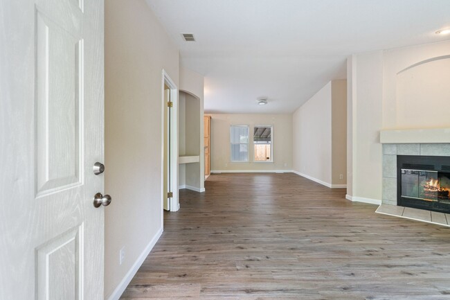 Building Photo - 3BR House Available in Pleasant Valley