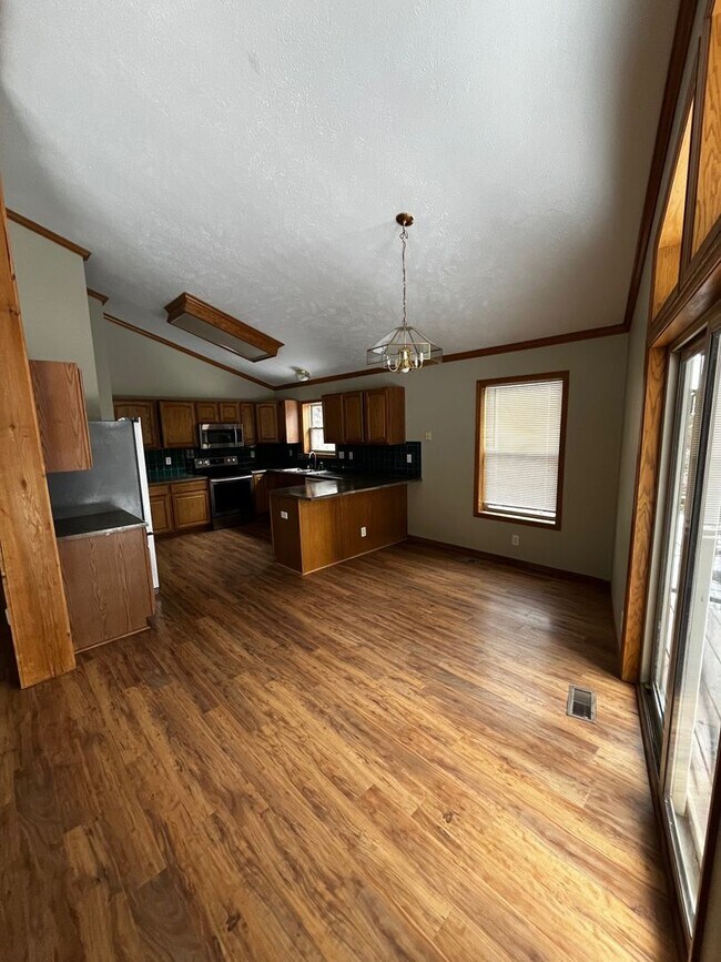 Building Photo - 30856 Kings Valley Way