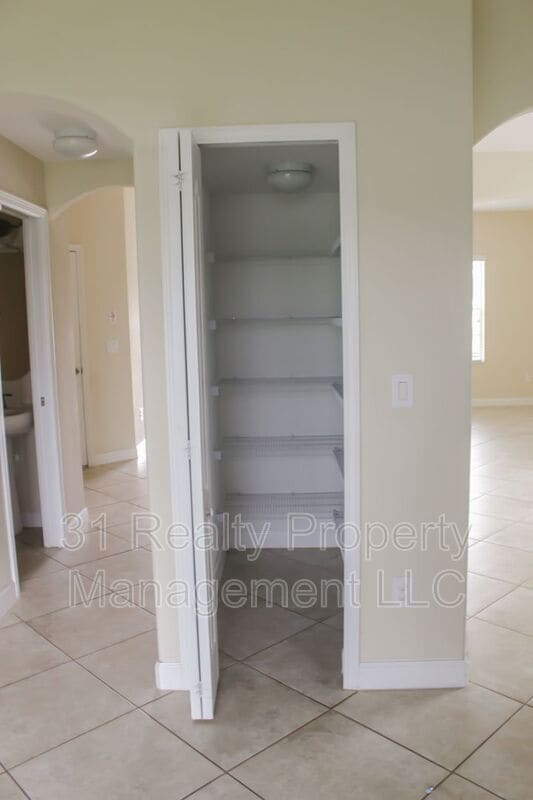 Building Photo - 1718 Thetford Cir