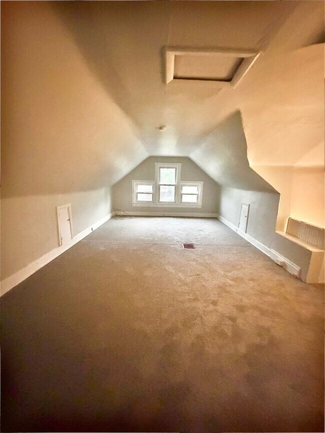 Building Photo - Large 3 bed 1.5 bath! Available NOW!