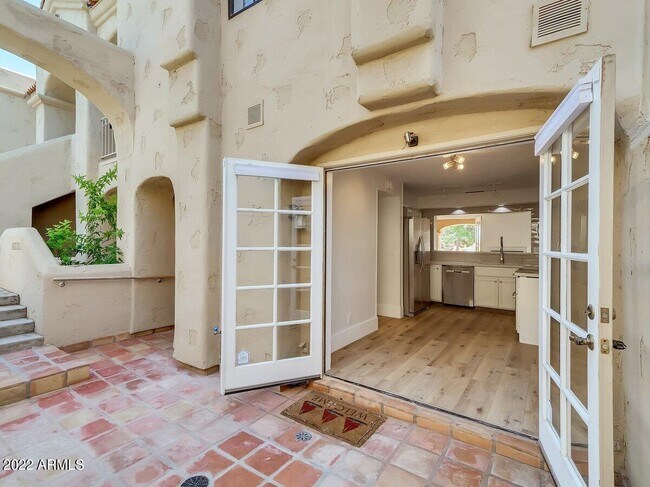 Building Photo - 6125 N 28th Pl