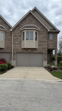 Building Photo - 1521 Stonegate Manor