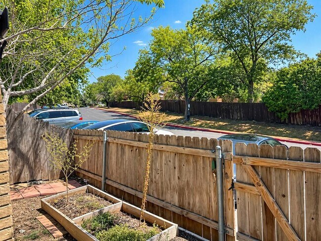 Building Photo - 1015 E Yager Ln