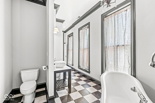 Building Photo - 331 N East St